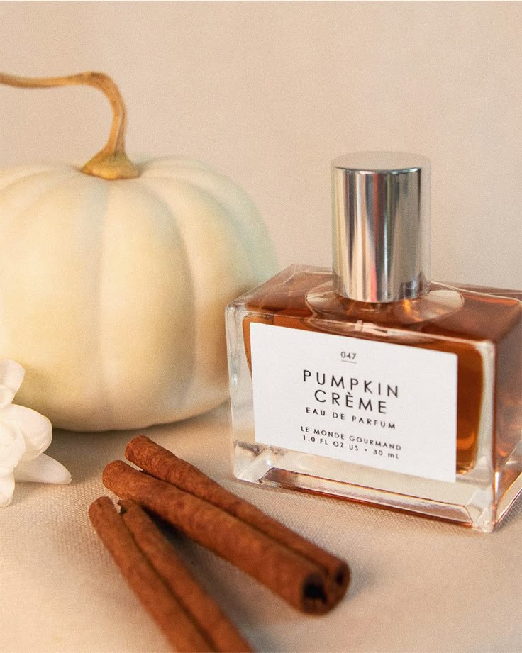 Pumpkin Crème eau de parfum with cinnamon sticks and white pumpkin, evoking a warm, autumn fragrance ambiance.