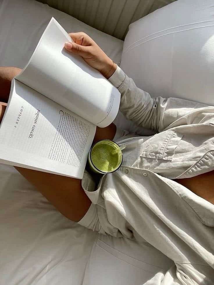 fgnbxf - Handy Home Cozy morning reading in bed with a book and matcha latte, wearing a white shirt. Relaxation and comfort at home.
