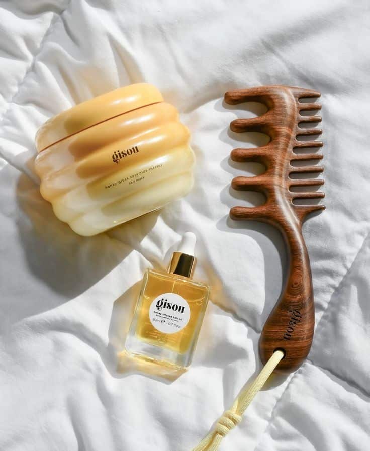 gisou - Handy Home Gisou hair care set with honey-infused oil, mask, and wooden comb on a white background. Perfect for nourishing and styling.