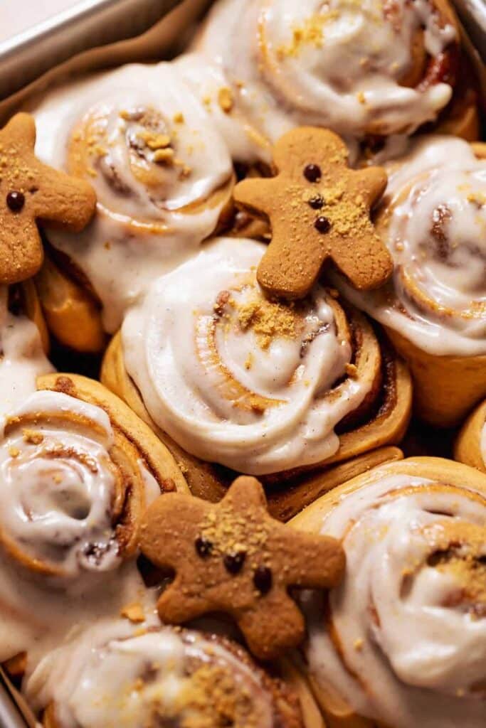 srgbts - Handy Home Festive cinnamon rolls with creamy icing topped with cute gingerbread cookies, perfect holiday treat.