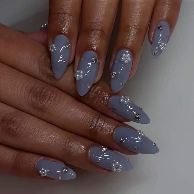 Ongles de mariage presse 3D citron faite main sur les ongles presse amandes fleur de gel 3D couleur bleu ombré ongles en amande ongles de fleurs de rêve Elegant stiletto nails with glossy lavender polish, adorned with delicate pearl and rhinestone accents. Perfect nail art inspiration. - Handy Home Elegant stiletto nails with glossy lavender polish, adorned with delicate pearl and rhinestone accents. Perfect nail art inspiration.