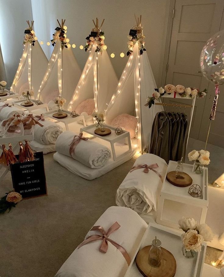 Soirée pyjama Cozy indoor sleepover setup with decorated tents, fairy lights, pillows, and blankets, perfect for a stylish girls' night in. - Handy Home Cozy indoor sleepover setup with decorated tents, fairy lights, pillows, and blankets, perfect for a stylish girls' night in.