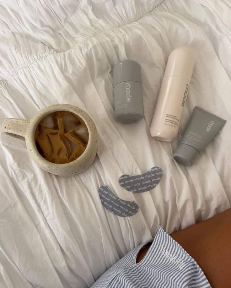 rhode skincare essentials Skincare products with iced coffee on a cozy bed. Perfect morning routine essentials for healthy, glowing skin. - Handy Home Skincare products with iced coffee on a cozy bed. Perfect morning routine essentials for healthy, glowing skin.