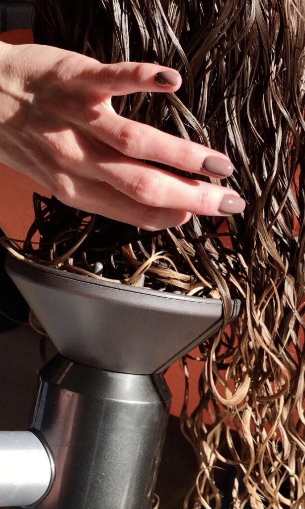 Создание кудрей😍🌀 Close-up of a hand using a hair diffuser on wet, wavy hair for styling and drying. - Handy Home Close-up of a hand using a hair diffuser on wet, wavy hair for styling and drying.